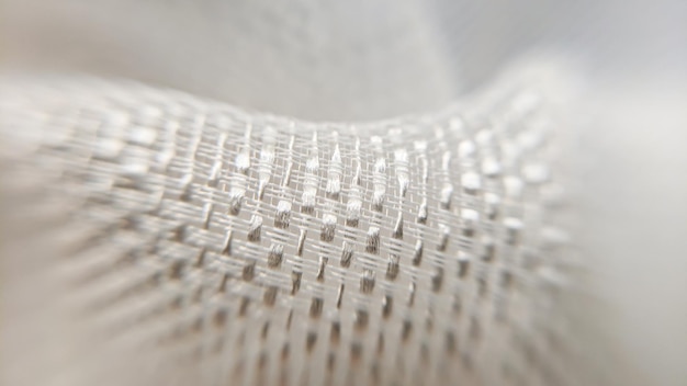 haftowane detale na lnianej tkaninie